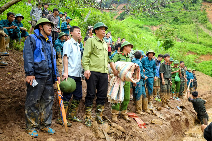 Phó Chủ tịch UBND tỉnh Điện Biên Lò Văn Cương trực tiếp chỉ đạo công tác tìm kiếm các nạn nhân mất tích tại bản Háng Pu Xi. (Ảnh: Dienbien.gov.vn)