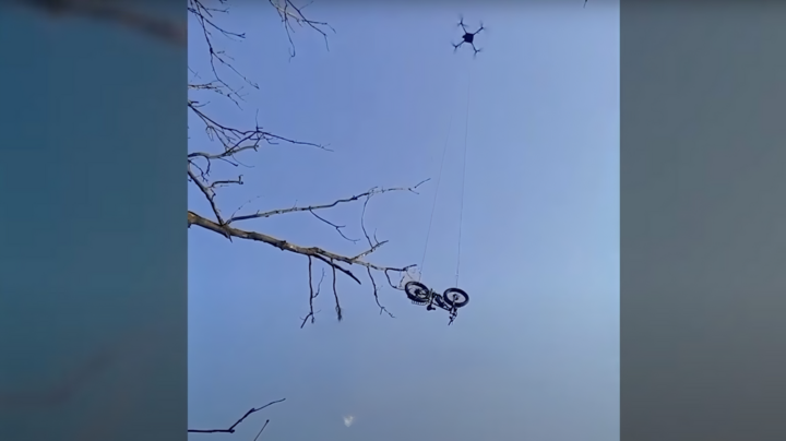 Drone chuyển một chiếc xe đạp điện trên không. (Nguồn: Arstechnica)