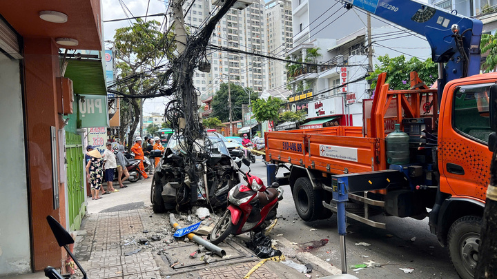Trụ điện gãy sau vụ tai nạn, gây mất điện cho một số hộ dân xung quanh.