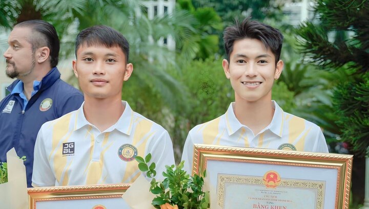 Trọng Hùng (bên phải) và Trọng Phú chuyển đến Becamex TP.HCM.