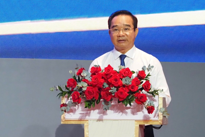 Chairman of Ho Chi Minh City People's Committee Nguyen Van Duoc proposed removing bottlenecks for the city, including a flexible mechanism for transferring enterprises.