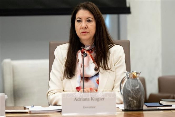 Thống đốc Cục Dự trữ Liên bang Mỹ, bà Adriana Kugler dự cuộc họp của Ban thống đốc FED tại Washington, DC., ngày 25/6/2025. (Ảnh: Getty Images/TTXVN)