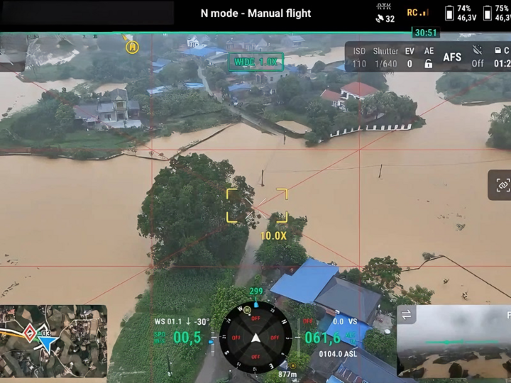 Từ độ cao hàng trăm mét, drone dễ dàng hỗ trợ hoạt động cứu hộ, cứu nạn. (Nguồn: AGS)