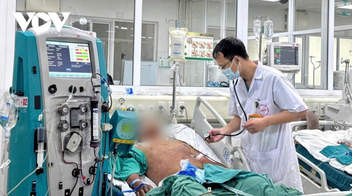 Các bác sĩ điều trị cho bệnh nhân mắc liên cầu lợn. (Ảnh minh họa).