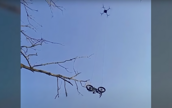 Ukraine dùng drone chở nguyên xe đạp điện để giải cứu binh sĩ bị cô lập