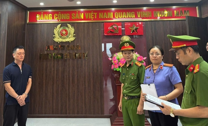 Cán bộ Cơ quan CSĐT Công an tỉnh Thanh Hoá tuyên đọc quyết định khởi tố vụ án, khởi tố bị can và lệnh bắt tạm giam đối với Nguyễn Văn Vi. (Ảnh: Công an tỉnh Thanh Hóa)