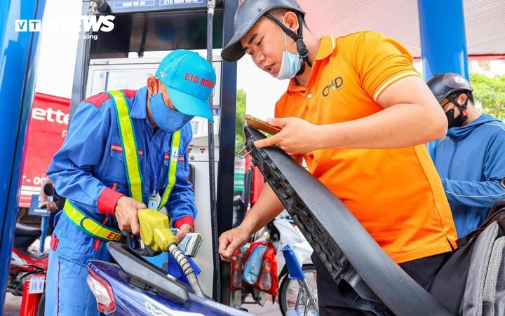 Gần 10.000 lít xăng E10 được tiêu thụ ngay ngày đầu mở bán ở Hà Nội và Hải Phòng. (Ảnh: Minh Đức).