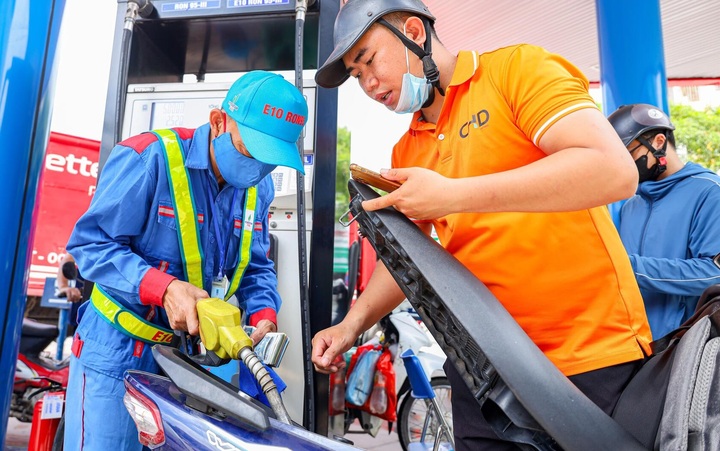 Gần 10.000 lít xăng E10 được tiêu thụ sau ngày đầu tiên bán ở Hà Nội, Hải Phòng