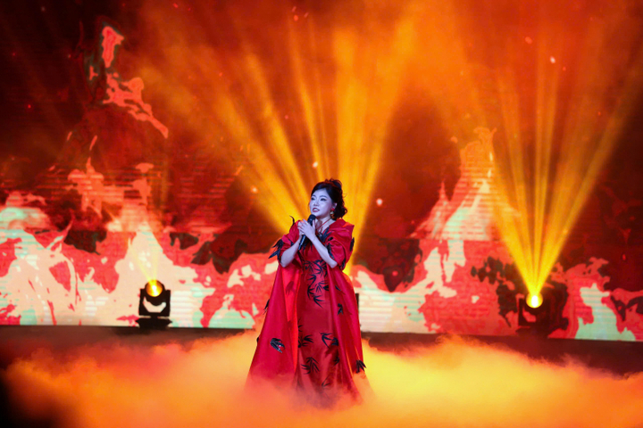 តារាចម្រៀង Tran Thu Huong ច្រៀងបទ “Silent Feet”។