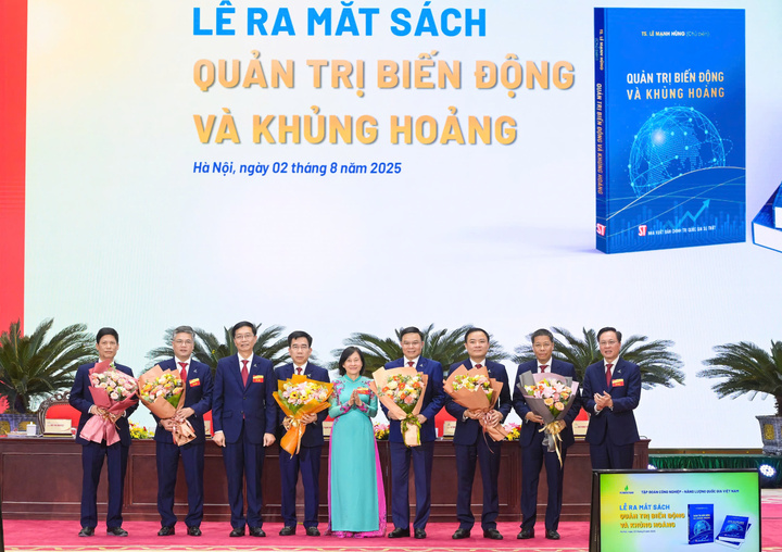 Đoàn Chủ tịch Đại hội tặng hoa chúc mừng TS. Lê Mạnh Hùng và tập thể các tác giả.