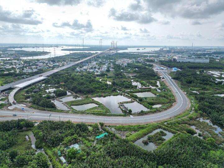 Hệ thống đường sá ngày càng phát triển. (Ảnh: Lương Ý)