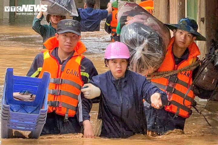 Lực lượng chức năng tỉnh Sơn La hỗ trợ người dân vùng ngập sơ tán, di dời tài sản đến nơi an toàn.