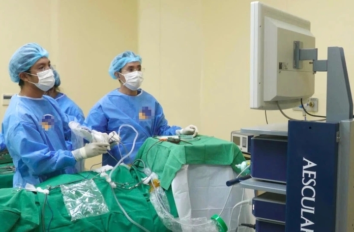 Ê-kíp phẫu thuật lấy khối u chèn ép dây thần kinh cho bệnh nhân. (Ảnh: BVCC)