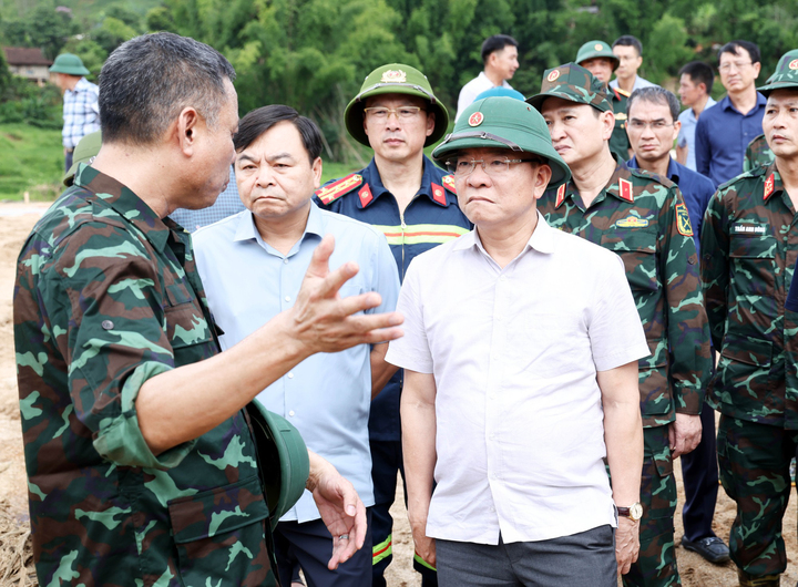 Phó Thủ tướng Lê Thành Long đến thăm hỏi động viên người dân vùng mưa lũ tại Sơn La và chỉ đạo đôn đốc khắc phục kịp thời hậu quả thiên tai gây ra. (Ảnh: VGP/Đức Tuân)