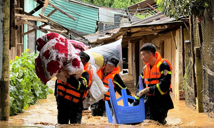Cán bộ, chiến sĩ Cảnh sát Phòng cháy chữa cháy và cứu nạn cứu hộ tỉnh Sơn La hỗ trợ người dân di chuyển tài sản.