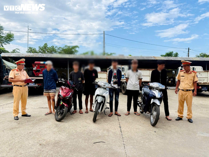 Nhóm thiếu niên được lực lượng CSGT Công an TP Huế triệu tập đến trụ sở làm việc. (Ảnh: Hồng Nhung)