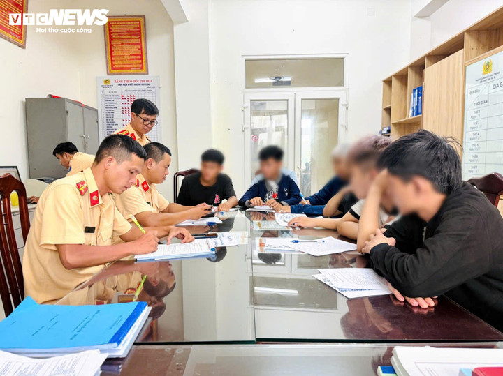 Cán bộ Đội CSGT số 2 (Phòng CSGT Công an TP Huế) lấy lời khai, lập biên bản vi phạm hành chính với 6 thiếu niên. (Ảnh: Hồng Nhung)