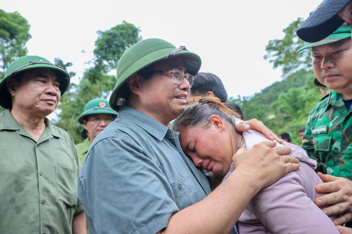 Thủ tướng thăm hỏi, động viên người dân chịu ảnh hưởng, thiệt hại nặng nề do mưa lũ, sạt lở đất. (Ảnh: VGP)