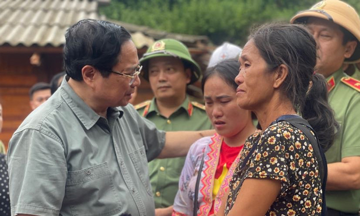 Thủ tướng Phạm Minh Chính thăm hỏi, động viên người dân chịu ảnh hưởng, thiệt hại nặng nề do mưa lũ, sạt lở đất. (Ảnh: VGP)