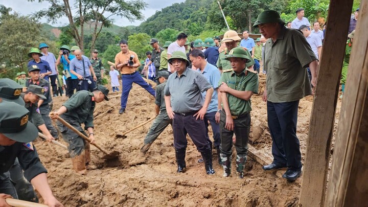 Thủ tướng đề nghị chính quyền địa phương, các lực lượng khẩn trương khắc phục hậu quả thiên tai, sớm ổn định đời sống cho người dân. (Ảnh: VGP)
