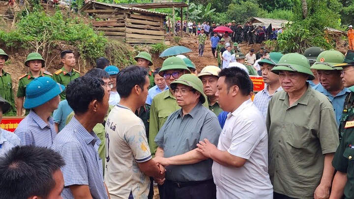 Thủ tướng động viên người dân tại bản Háng Pú Xi, xã Xa Dung - nơi có 17 hộ dân với 80 khẩu bị mất toàn bộ nhà cửa. (Ảnh: VGP)