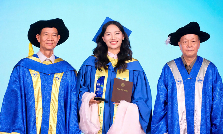 ថ្នាក់ដឹកនាំសាលាធុរកិច្ច និងគ្រប់គ្រង ប្រគល់សញ្ញាបត្រដល់និស្សិតទើបបញ្ចប់ការសិក្សា។ (រូបថត៖ My Ha)