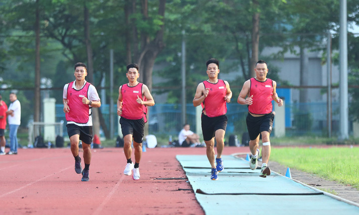 Các trọng tài tham gia buổi kiểm tra thể lực.