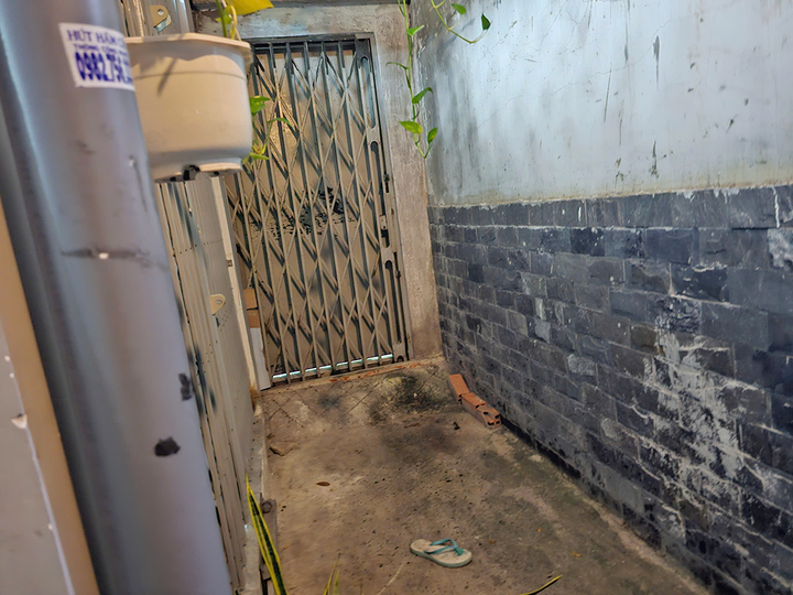 Con hẻm cụt, nơi nghi can Phạm Bá Thành vứt vali chứa thi thể người yêu. (Ảnh: B.T)