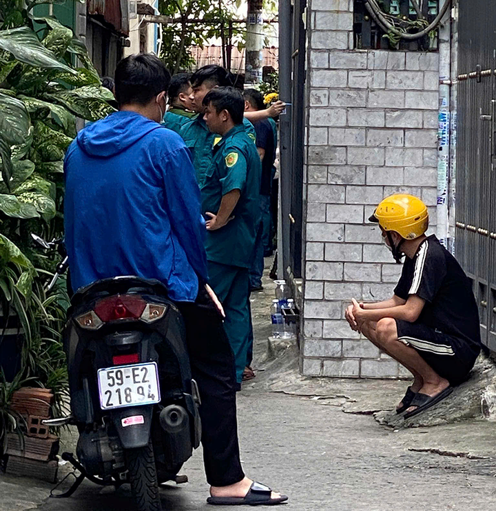 Cơ quan chức năng phong tỏa hiện trường điều tra vụ việc. (Ảnh: B.T)