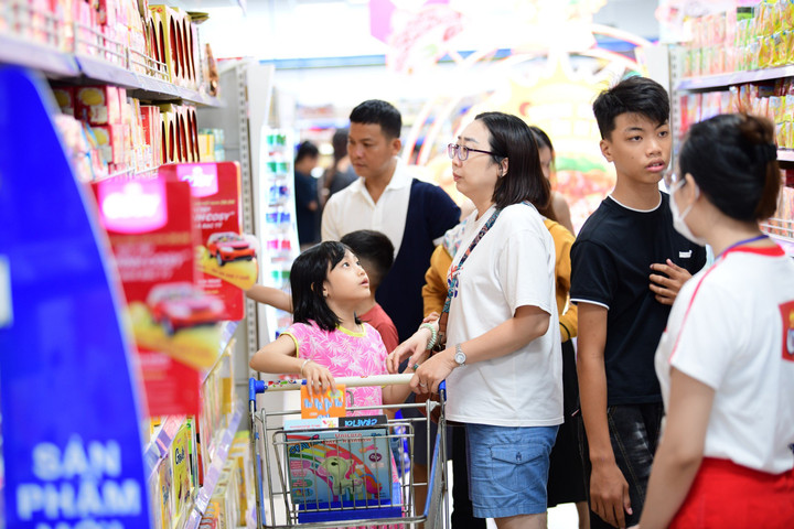 Co.opmart, Co.opXtra thực hiện chương trình “Tiệc sale đón mùa tựu trường” giảm giá các mặ hàng dinh dưỡng.