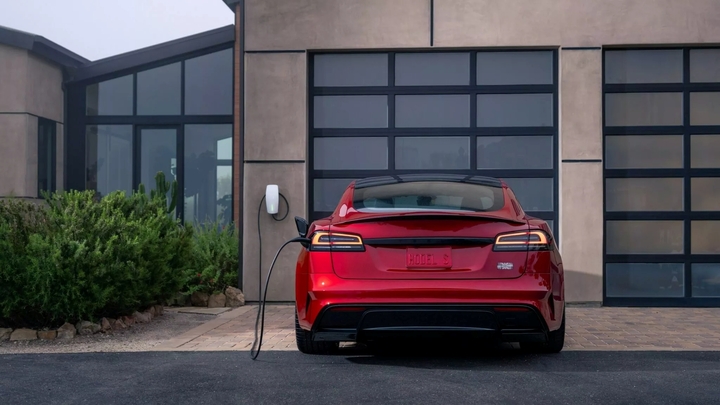 Tesla Model S thuộc phân khúc xe điện hạng sang sở hữu hiệu suất mạnh mẽ, công nghệ tiên tiến và mức giá cao cấp. (Ảnh: Carscoops)