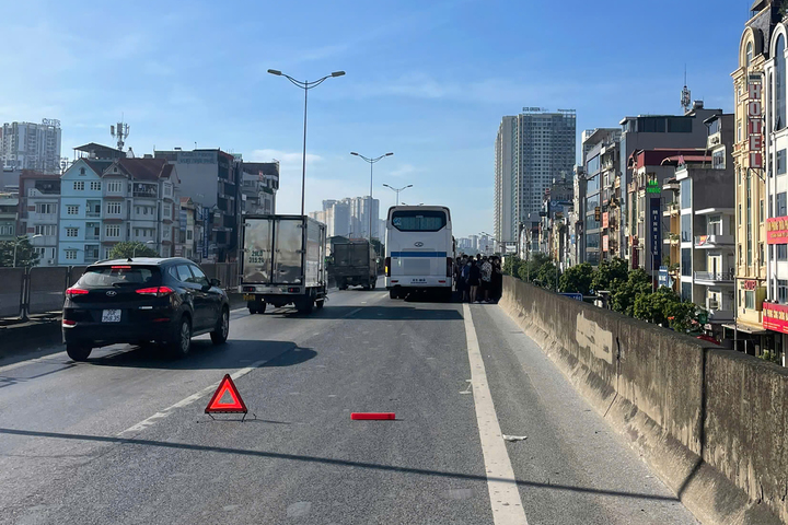 Hành khách phải phơi nắng trên Vành đai 3.