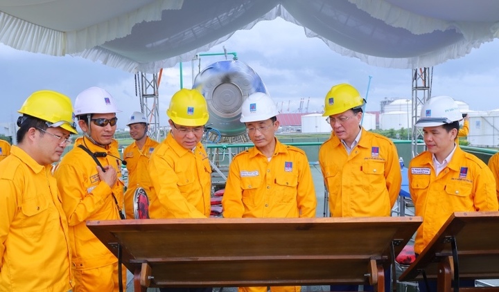 Trong suốt 50 năm qua cùng với quyết tâm chính trị “Một đội ngũ - Một mục tiêu”, toàn thể Petrovietnam đã đoàn kết, chung lòng thực hiện hiệu quả quản trị biến động công cuộc tái tạo kép.