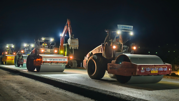 Xuyên đêm thi công cao tốc hơn 20.400 tỷ đồng nối Quảng Ngãi - Gia Lai