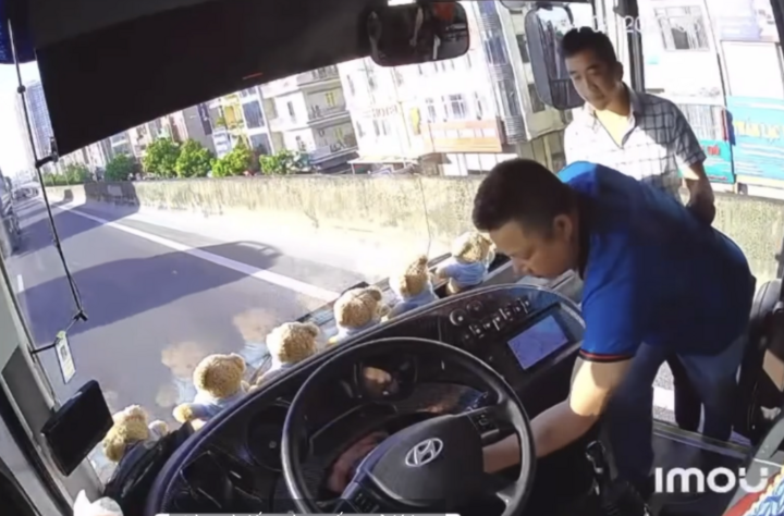 Người đàn ông áo xanh từ xe con rút chìa khoá xe khách rồi bỏ đi.