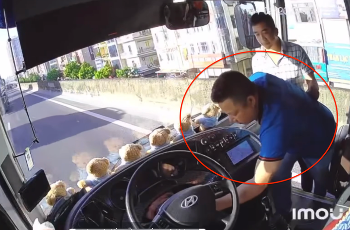 B.T.S. leo lên xe khách, rút chìa khoá rồi bỏ đi.