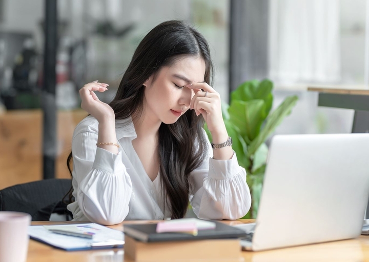 Dân văn phòng ngồi điều hòa cả ngày dễ sốc nhiệt: Bác sĩ chỉ cách phòng tránh