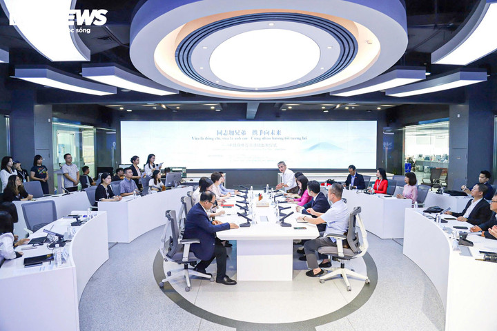 Toàn cảnh buổi làm việc của đoàn báo chí Việt Nam tại trụ sở Nhật báo Quảng Tây.