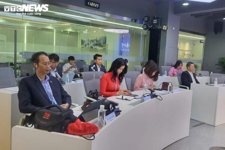 Đoàn báo chí Việt Nam tại buổi làm việc.