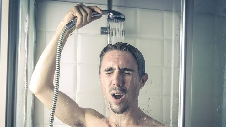 Tắm nước lạnh có thể không phải là giải pháp tốt nhất để hạ nhiệt. (Ảnh: Ollyy/ Shutterstock)