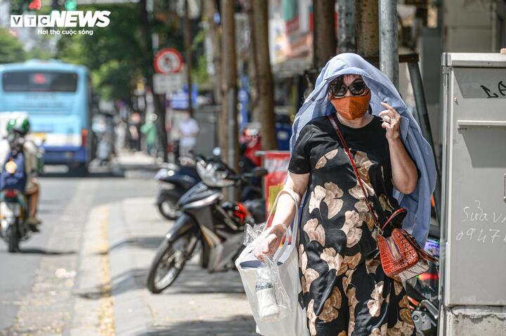 Hôm nay 4/8, Hà Nội tiếp tục nắng nóng đổ lửa. (Ảnh: Viên Minh)