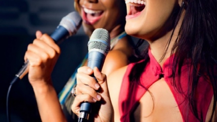 Hát karaoke có giúp cơ thể thải cồn nhanh hơn?