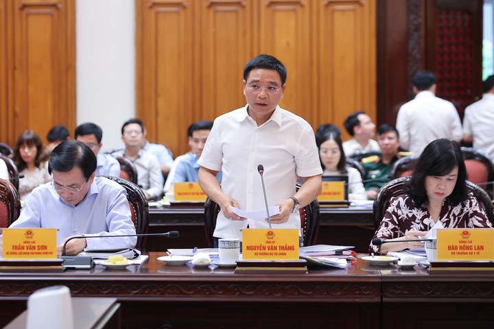 Bộ trưởng Bộ Tài chính Nguyễn Văn Thắng báo cáo tại cuộc họp. (Ảnh: VGP/Nhật Bắc)