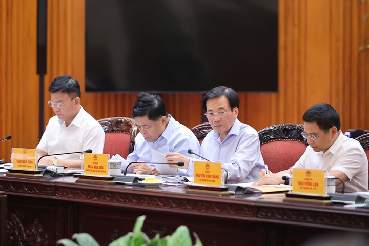 Các Phó Thủ tướng Chính phủ, thành viên Chính phủ, lãnh đạo các bộ, cơ quan thuộc Chính phủ tham dự cuộc họp. (Ảnh: VGP/Nhật Bắc)