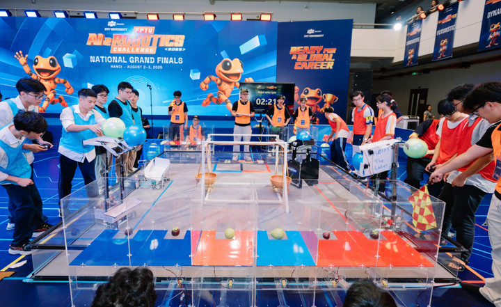 Học sinh tranh tài trong vòng chung kết.