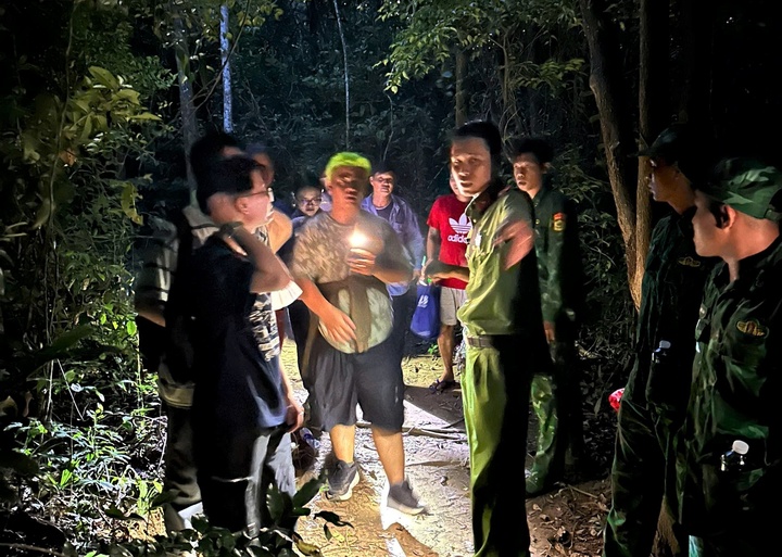 Nhóm người leo núi được lực lượng chức năng tìm thấy sau nhiều giờ đi lạc.