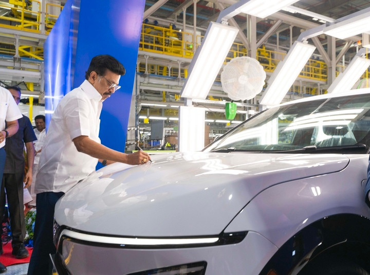 Thủ hiến bang Tamil Nadu, ông M.K. Stalin đặt bút ký tặng lên chiếc ô tô điện đầu tiên xuất xưởng từ nhà máy VinFast ở Tamil Nadu, Ấn Độ.