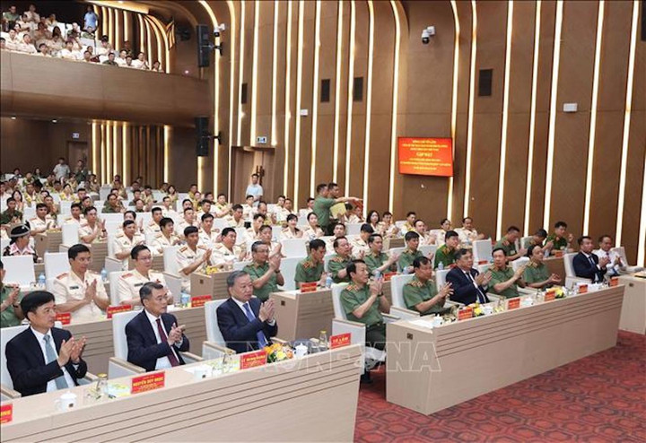 Tổng Bí thư Tô Lâm và các đại biểu dự gặp mặt các điển hình tiên tiến tại Đại hội thi đua "Vì An ninh tổ quốc" lần thứ IX. (Ảnh: Thống Nhất/TTXVN)