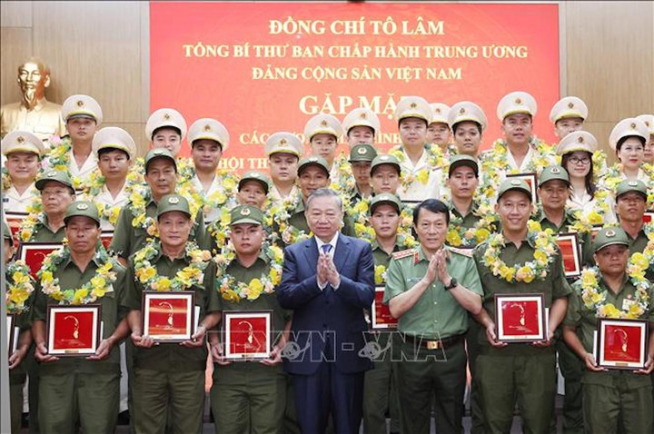 Tổng Bí thư Tô Lâm với các điển hình tiên tiến trong Công an nhân dân và lực lượng bảo vệ an ninh trật tự. (Ảnh: Thống Nhất/TTXVN)