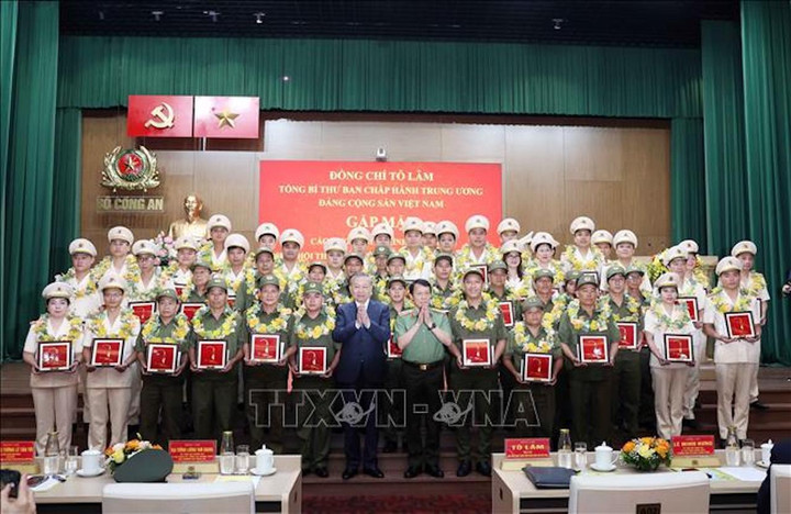 Tổng Bí thư Tô Lâm với các điển hình tiên tiến trong Công an nhân dân và lực lượng bảo vệ an ninh trật tự. (Ảnh: Thống Nhất/TTXVN)